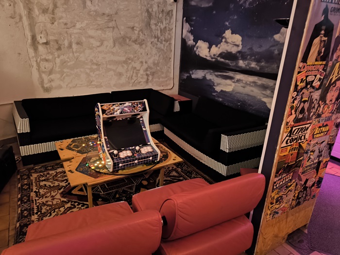 Raum 1: Sofa Lounge und Arcade